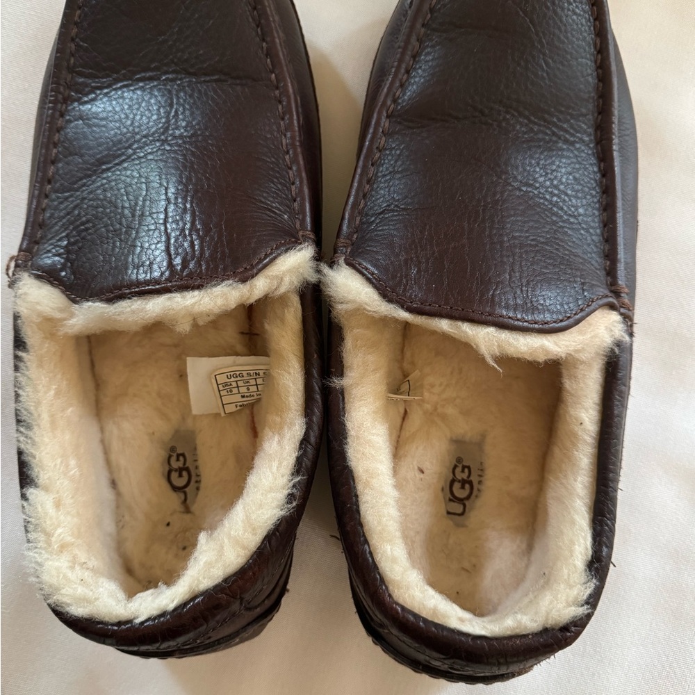 UGG Ascot leather sheepskin slippers. 🤎